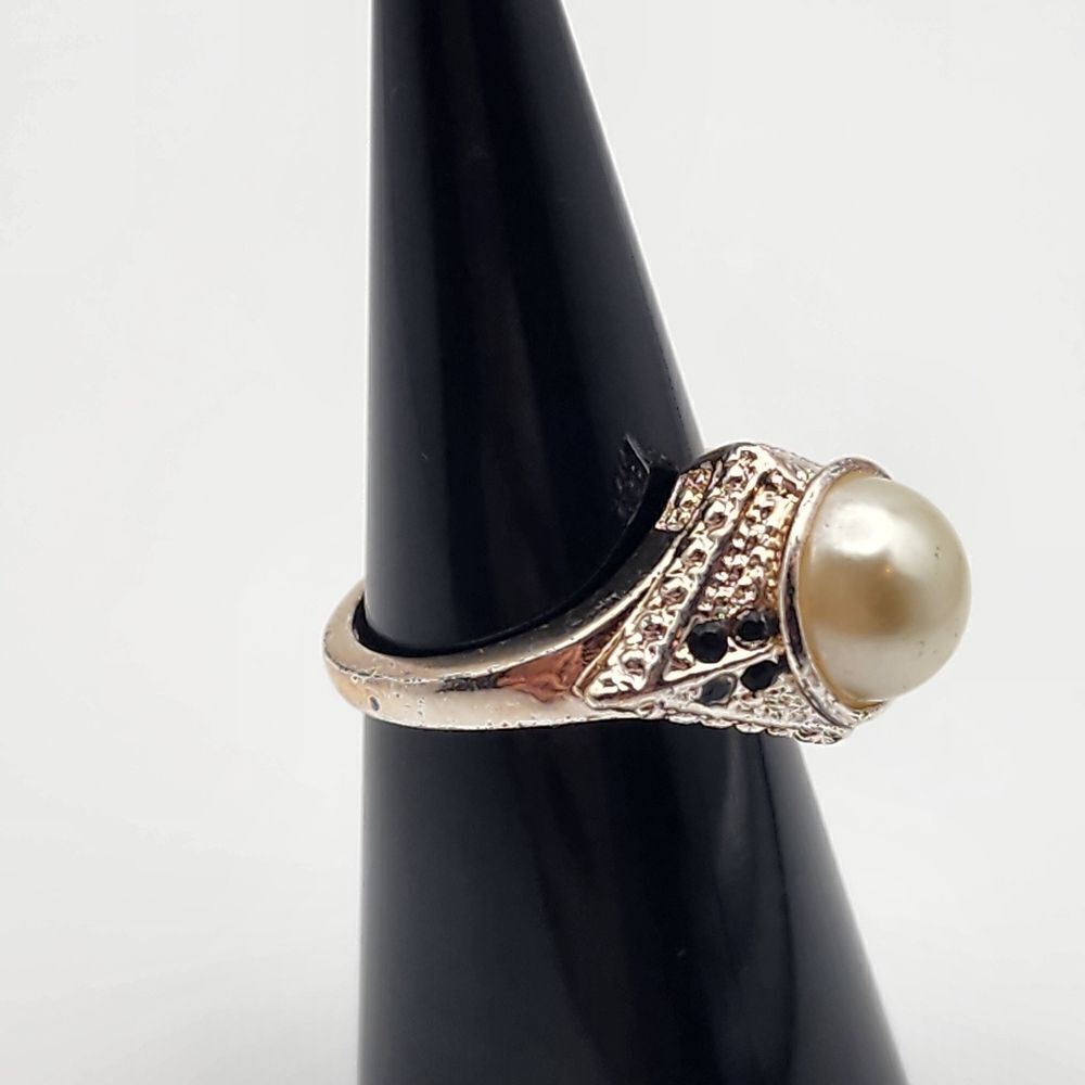 Vintage Avon NRT Faux Pearl & Black Rhinestone Ring (6) - Picture 3 of 8